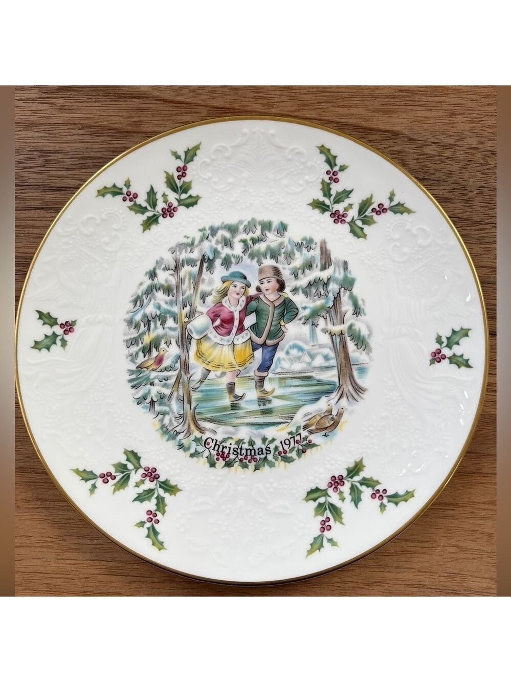 ROYAL DOULTON Vintage 1977 Christmas Plate First of Series Victorian Skaters